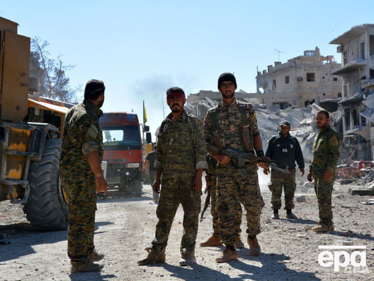 Бойцы SDF опрашивают беженцев, чтобы отделить возможных террористов от мирных жителей