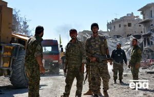 Бойцы SDF опрашивают беженцев, чтобы отделить возможных террористов от мирных жителей