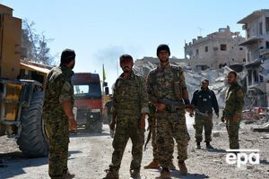 Бойцы SDF опрашивают беженцев, чтобы отделить возможных террористов от мирных жителей