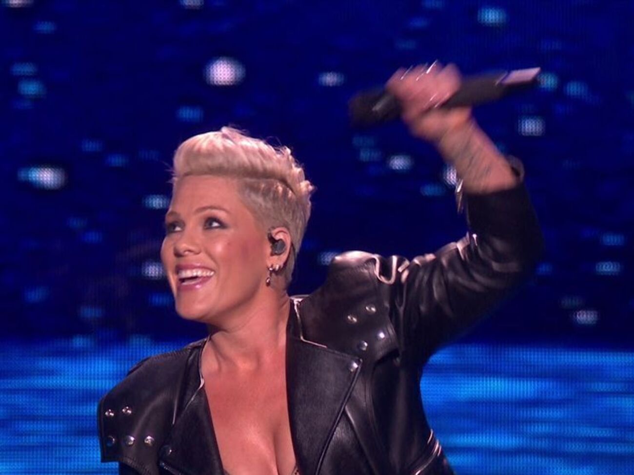 Pink спела под потоками воды на сцене