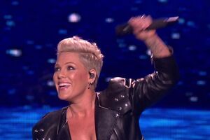Pink спела под потоками воды на сцене