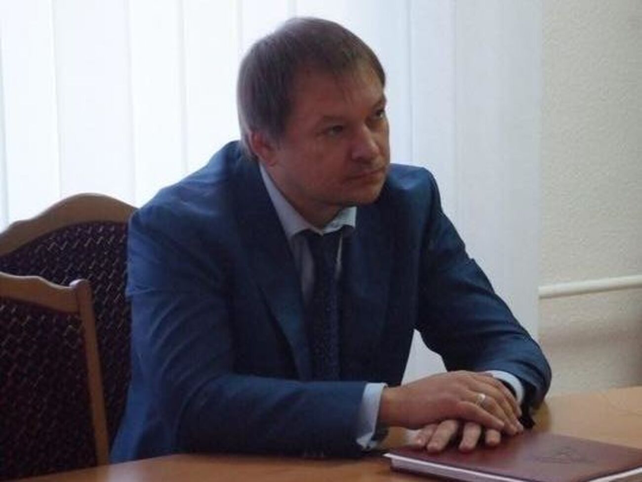 У Красильникова відібрали паспорт і ключі від готелю
