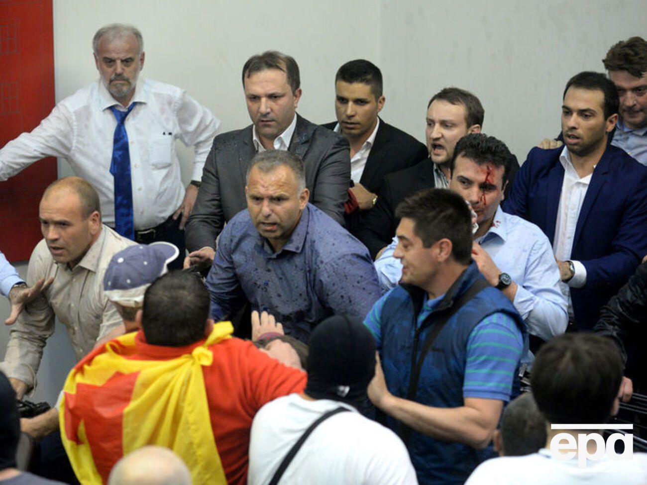 Политиков привлекли к ответственности за штурм македонского парламента в апреле 2017 года