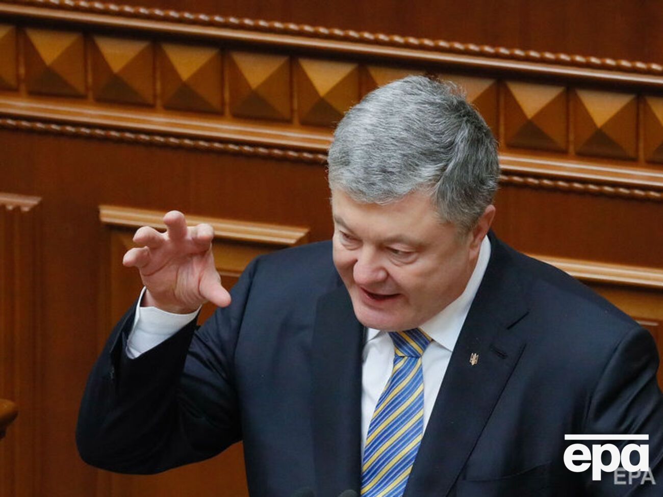 Порошенко:&nbsp;Призыв к России прекратить боевые действия означает наступление мира. Призыв к Украине прекратить защищать свою территорию означает потерю украинского суверенитета