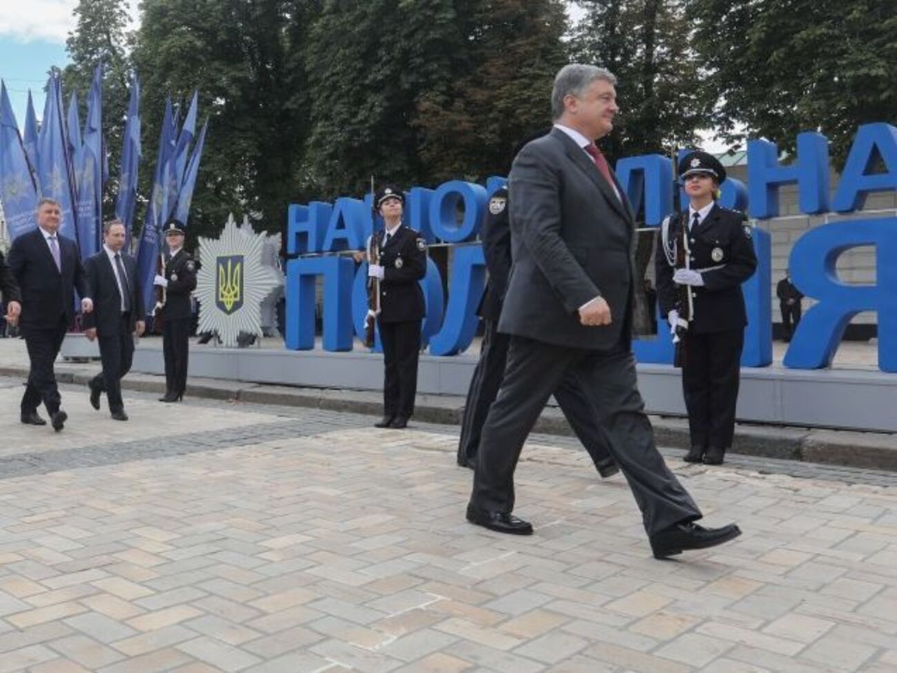 Порошенко (на фото праворуч) балотується на другий строк