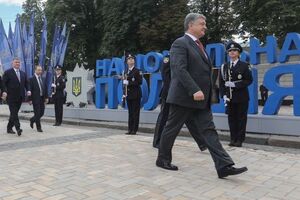 Порошенко (на фото праворуч) балотується на другий строк