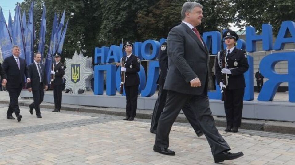 Порошенко (на фото справа) баллотируется на второй срок