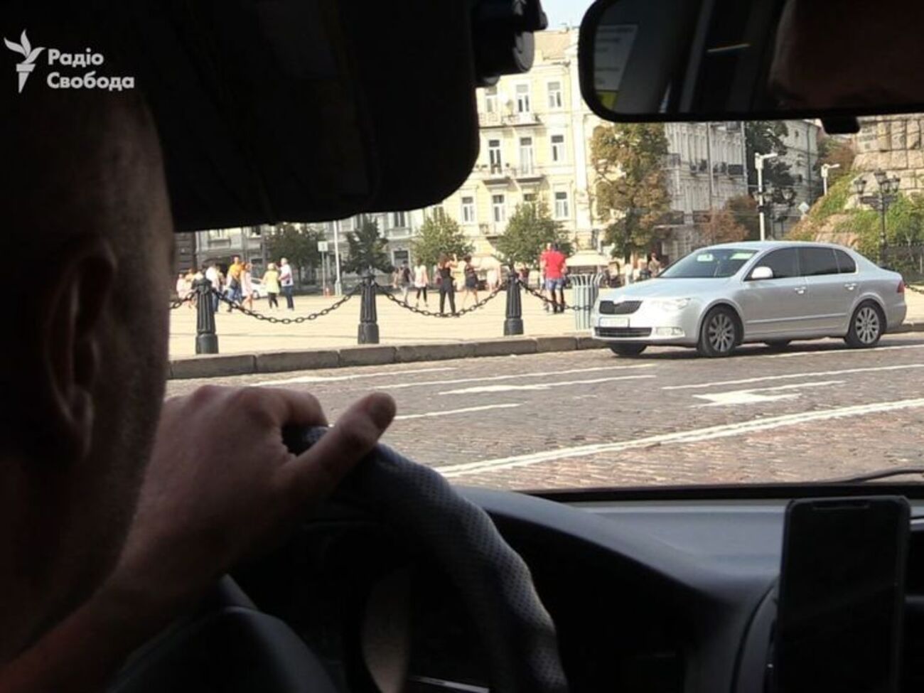 Одним з автомобілів, із якого ведуть стеження за журналістами, є Skoda