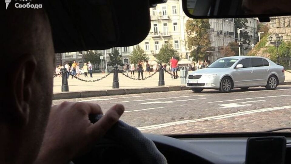 Одним з автомобілів, із якого ведуть стеження за журналістами, є Skoda