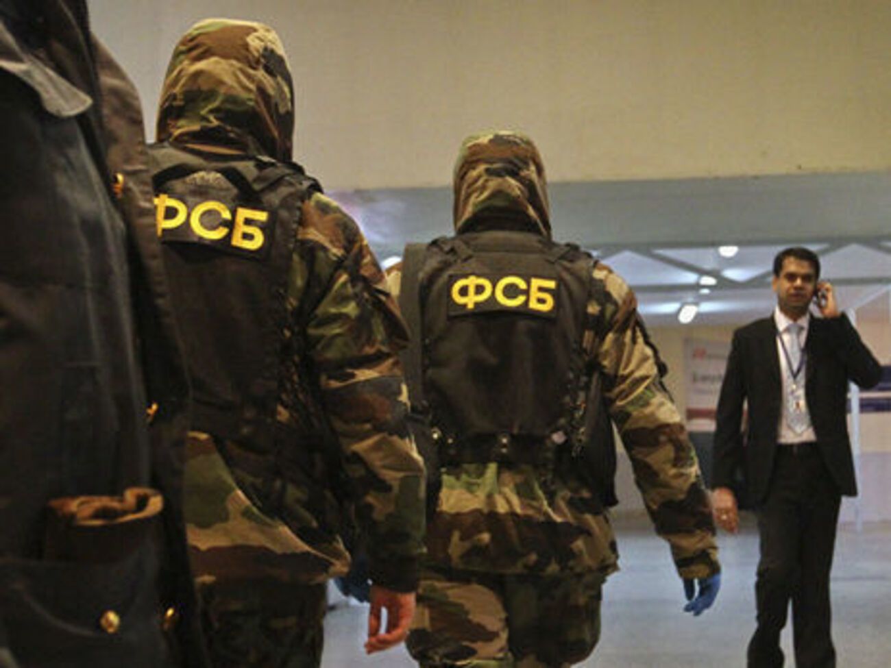 За даними ЗМІ, під час обшуку в підозрюваного ФСБ виявила зброю, 96 набоїв і націоналістичні листівки