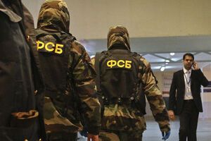 По данным СМИ, при обыске у подозреваемого ФСБ нашла оружие, 96 патронов и националистические листовки