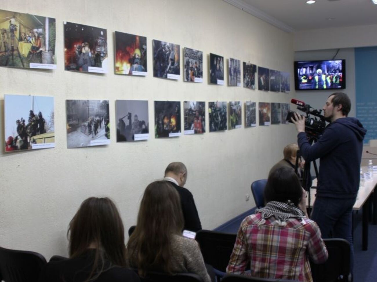 В Киеве открылась выставка "Журналисты на Евромайдане. Пять лет спустя". Фоторепортаж