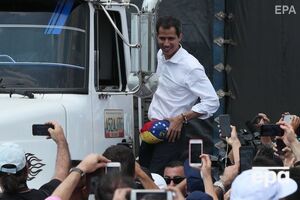 Гуайдо вместе с активистами пытается прорвать кордон силовиков