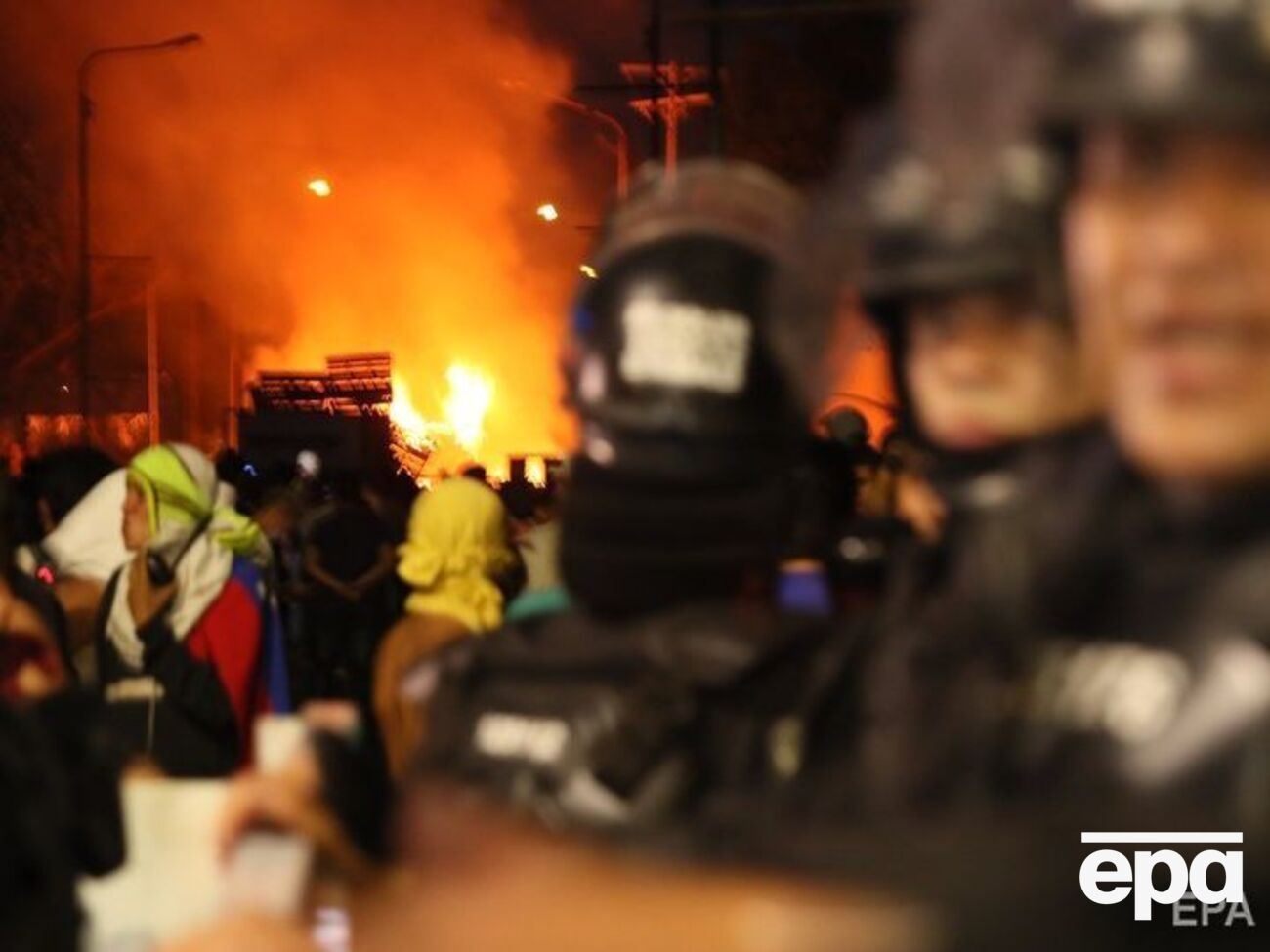 На кордоні Колумбії й Венесуели спалили вантажівки з гуманітарною допомогою