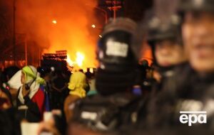 На кордоні Колумбії й Венесуели спалили вантажівки з гуманітарною допомогою