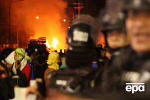 На границе Колумбии и Венесуэлы сожгли грузовики с гуманитарной помощью
