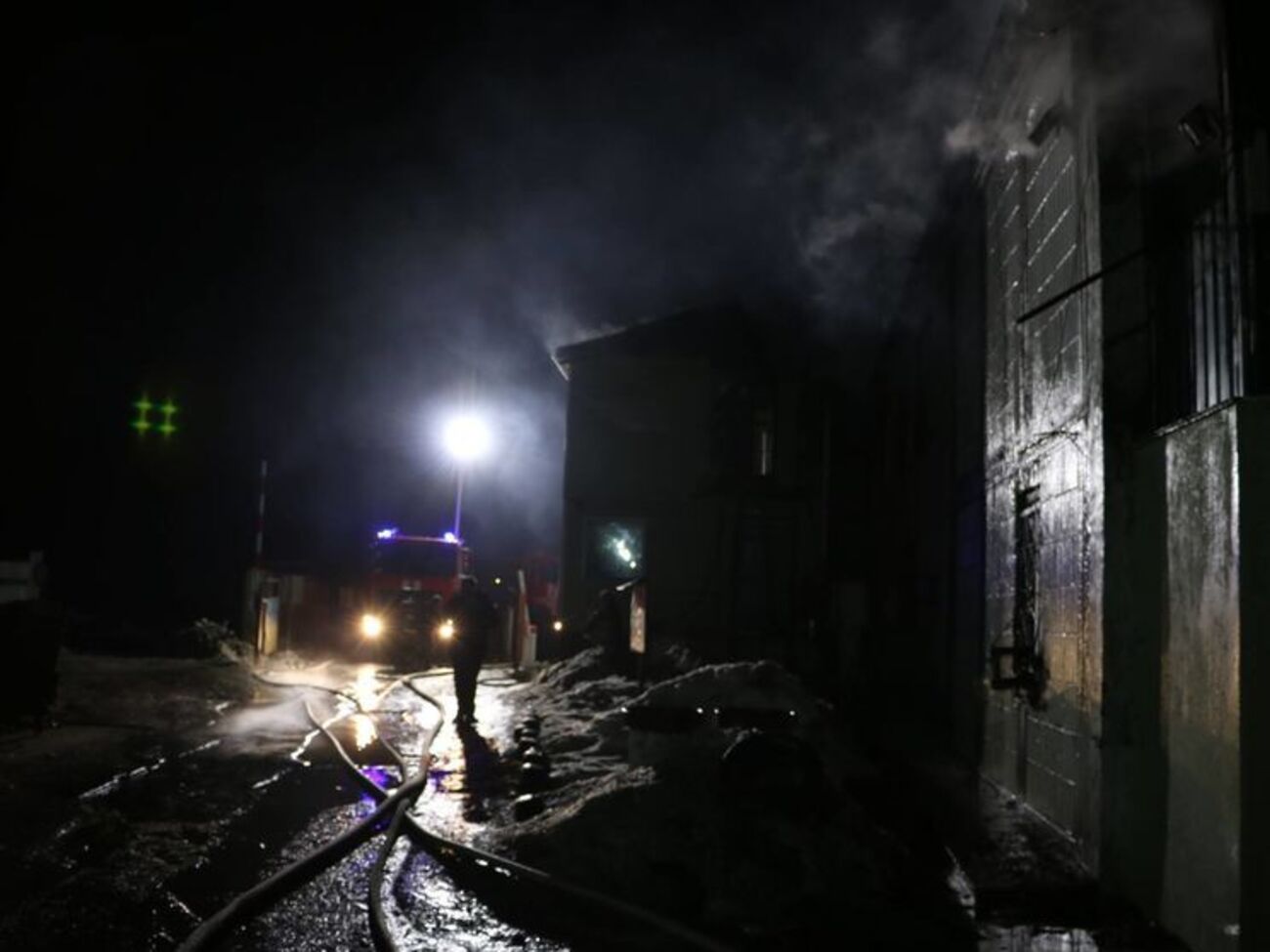 ДСНС: Вдалося не допустити розповсюдження пожежі на поруч розташовані гаражі