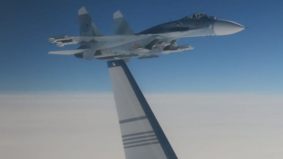 Російський винищувач Су-27 наблизився до шведського літака на відстань приблизно 20 метрів