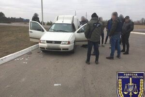 У прокуратурі зазначили, що гроші передавали двома частинами