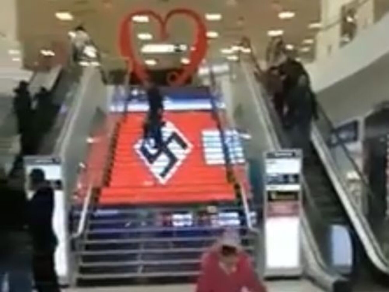 В администрации ТЦ заявили, что свастика появилась в результате хакерской атаки