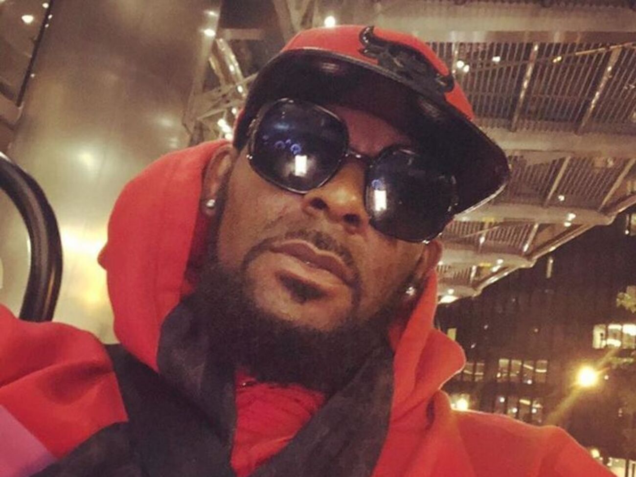 R Kelly отрицает обвинения