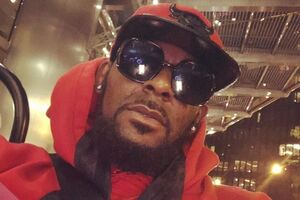 R Kelly отрицает обвинения
