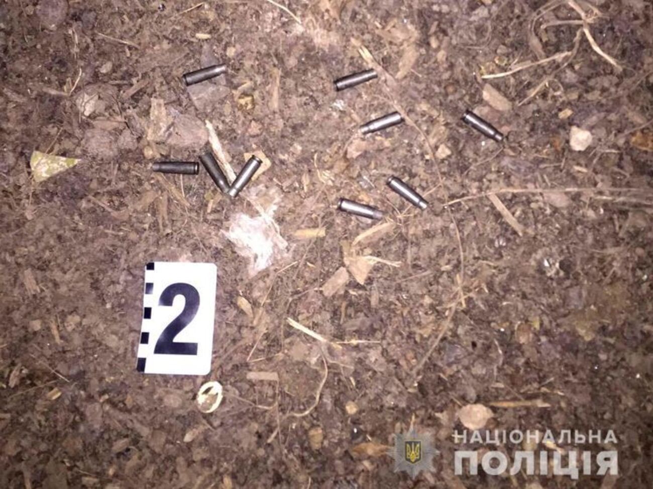 С места происшествия полицейские изъяли осколки гранаты и гильзы