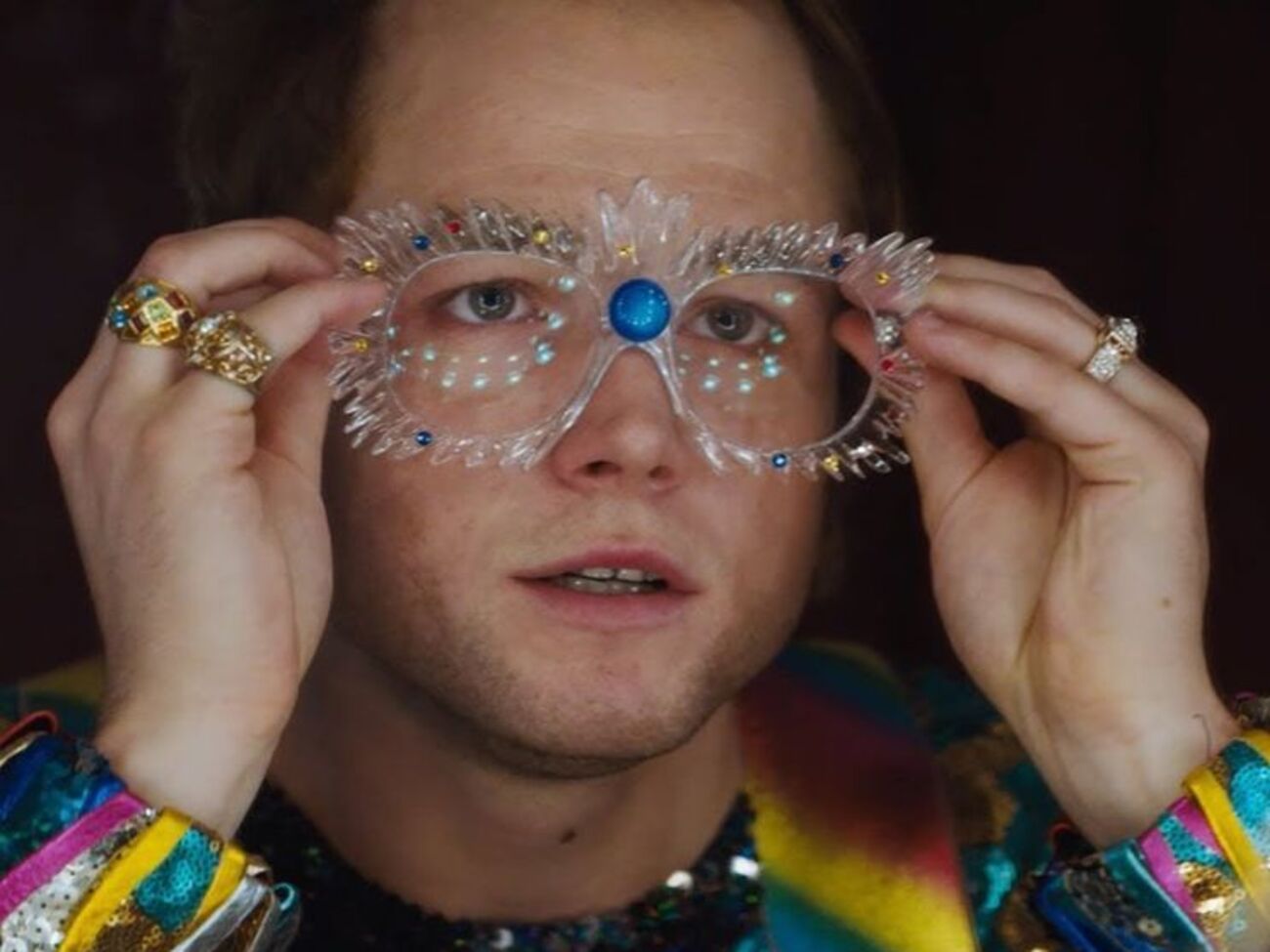 У стрічці показано етапи становлення Елтона Джона як світової зірки