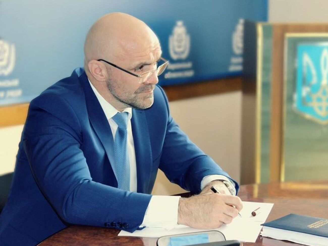 Мангер стверджує, що слідство не відпрацювало оточення Левіна, серед якого могло бути багато "Ніколаєвичів"