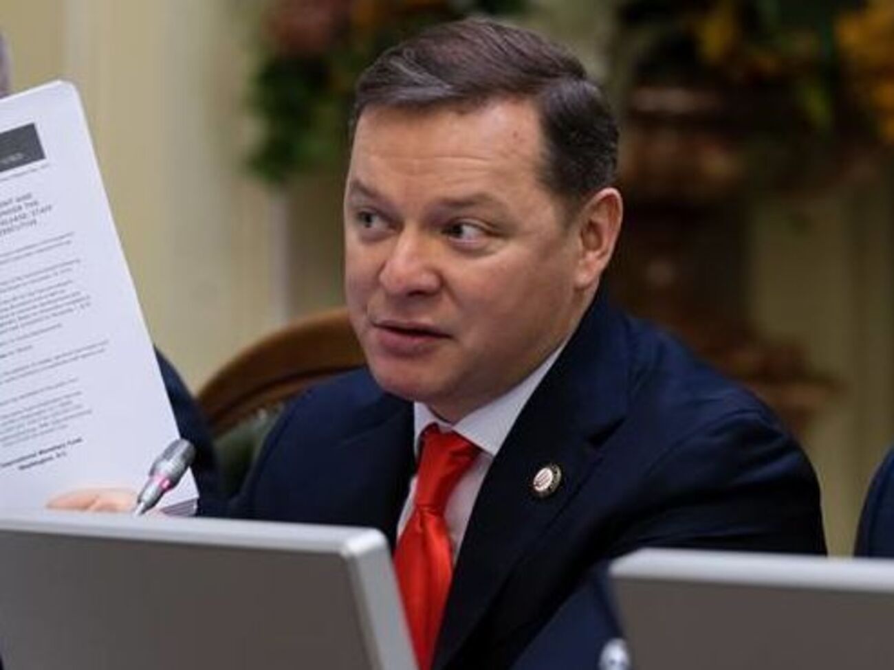 Олег Ляшко:&nbsp;Вы залезли в карман к каждому пенсионеру, к каждому рабочему человеку, чтобы выплачивать себе по 5 млн грн зарплаты каждый месяц и миллиардные премии!