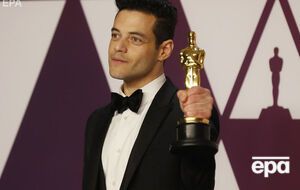 Рами Малек продемонстрировал свою награду