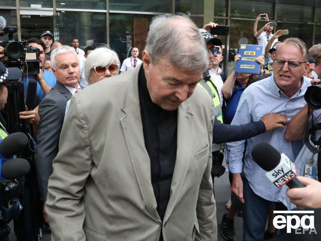 Пелл не признает вину ни по одному из пунктов обвинения