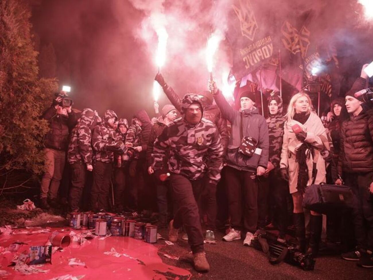 "Национальный корпус" пикетировал дом сына Гладковского, требуя его ареста. Фоторепортаж