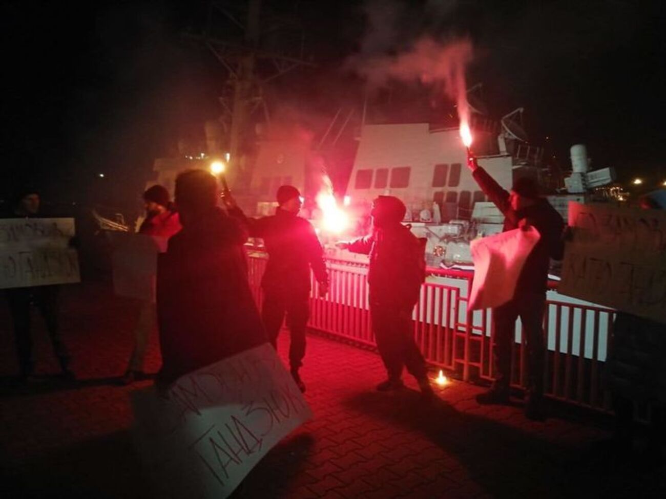 Акцію "Хто замовив Катю Гандзюк?" вирішили провести в темний час доби біля американського есмінця