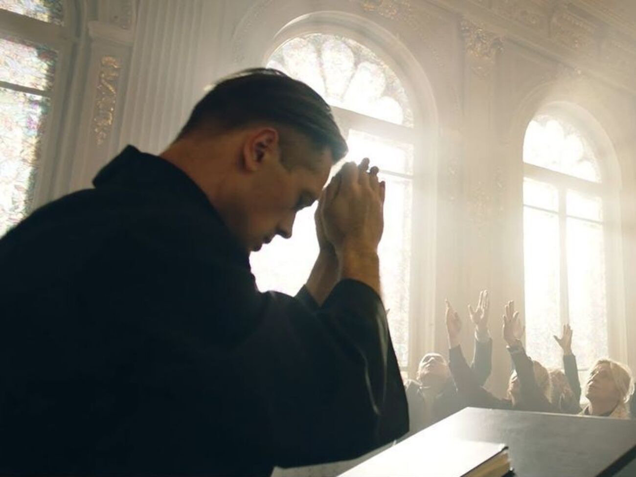 Пашинин исполнил роль священника