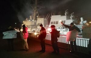 Вечером 26 февраля возле эсминца группа активистов устроила акцию "Кто убил Катю Гандзюк"