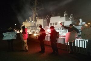 Вечером 26 февраля возле эсминца группа активистов устроила акцию "Кто убил Катю Гандзюк"