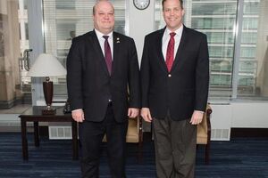 Брайденстайн (справа) поблагодарил Чалого за поддержку Украиной космических инициатив NASA