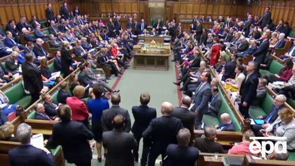 Мэй поддержали 502 члена парламента