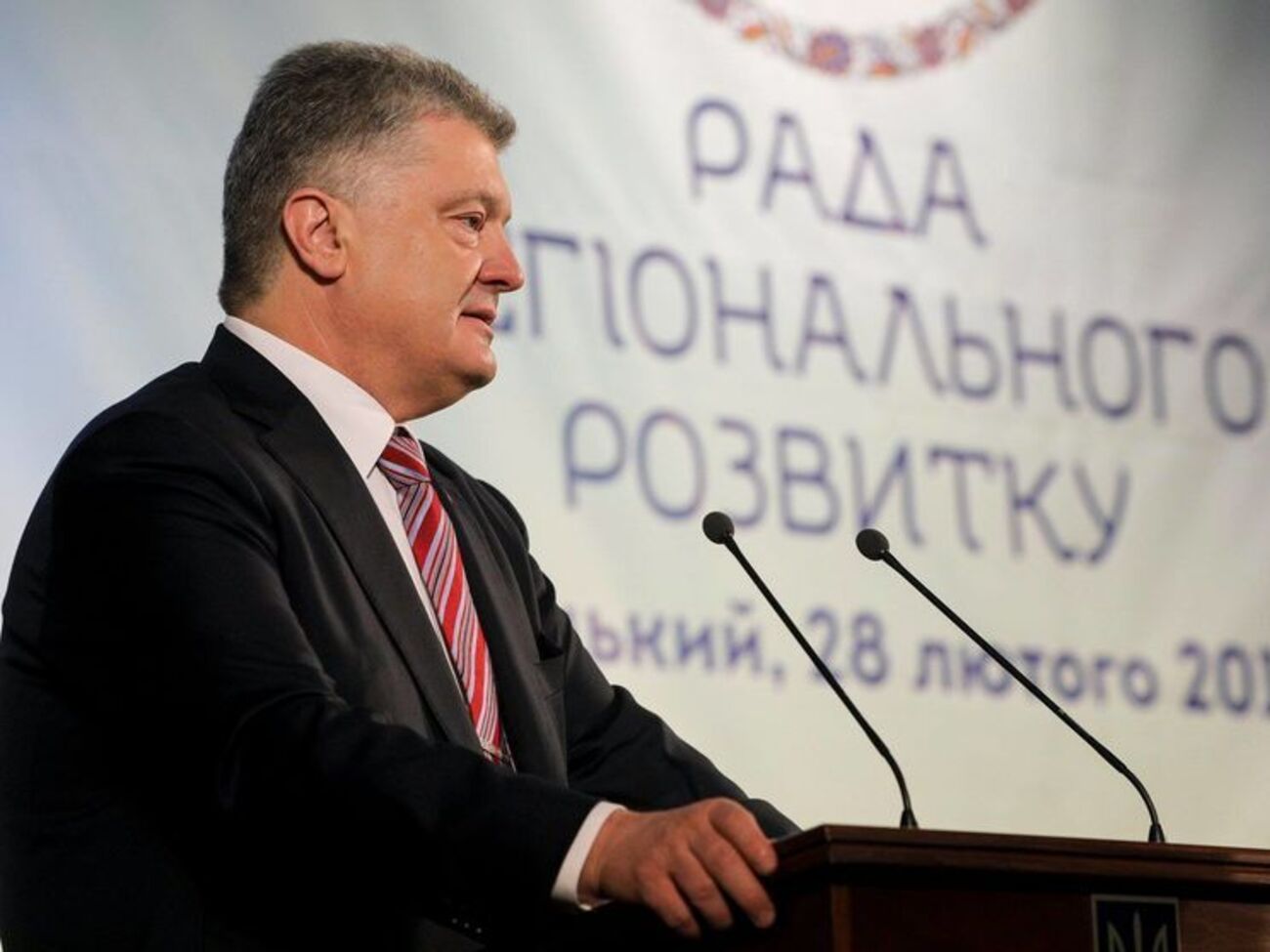 Порошенко: Як верховний головнокомандувач армію буду захищати