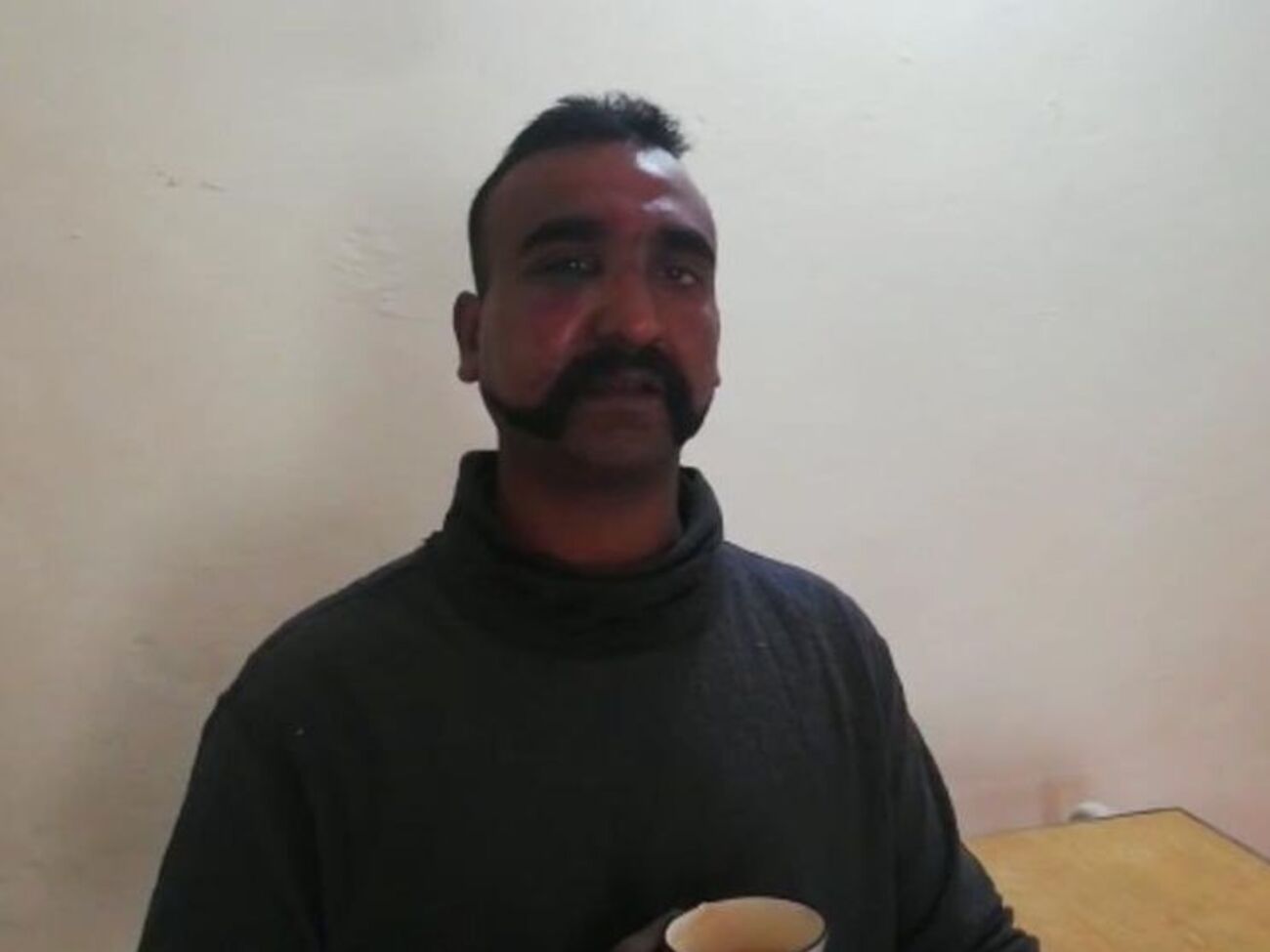 Пр данным СМИ, Абдинандана Вартамана&nbsp;после катапультирования пакистанские военные спасли от расправы