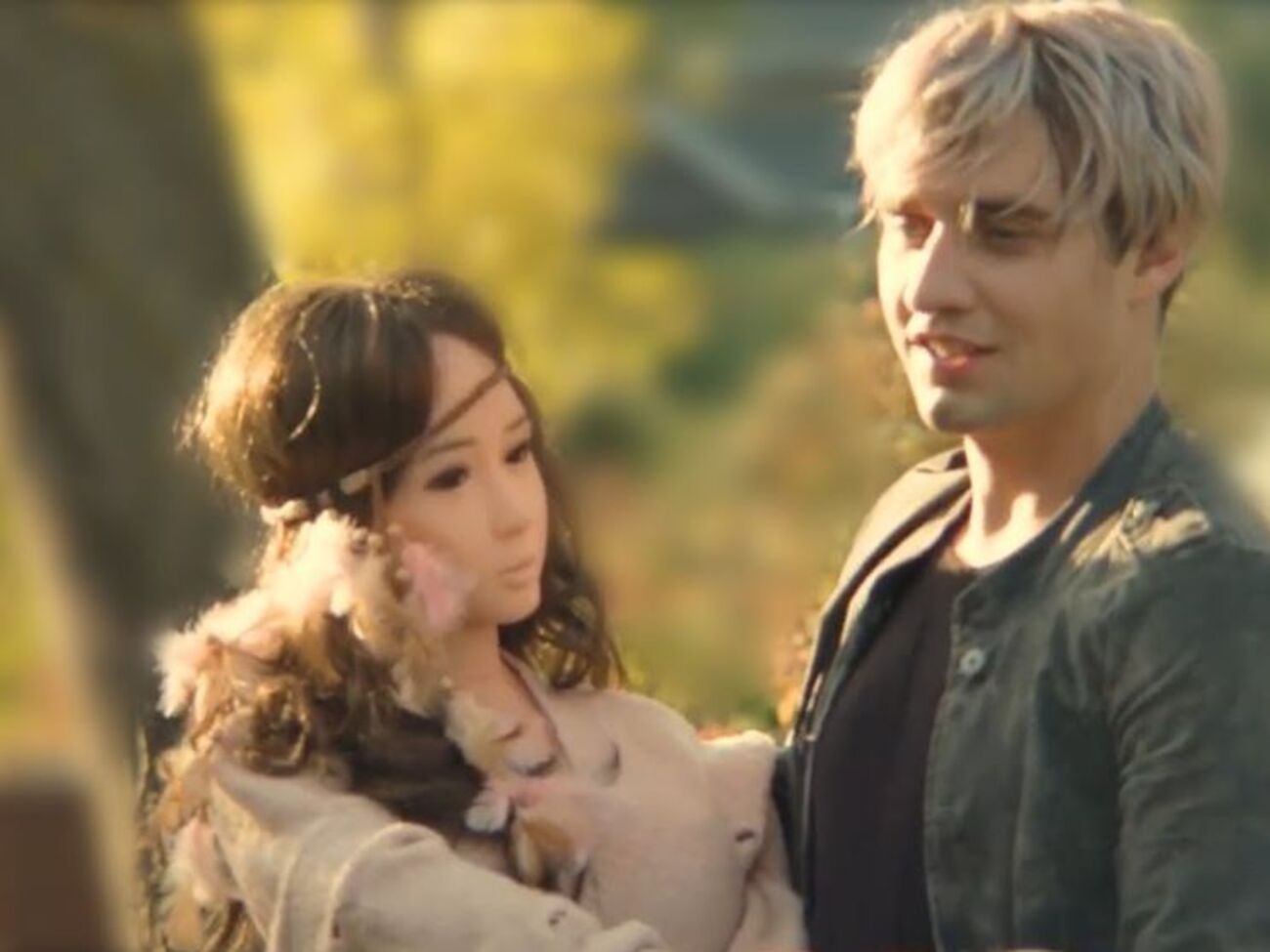 В клипе задействовали силиконовую куклу