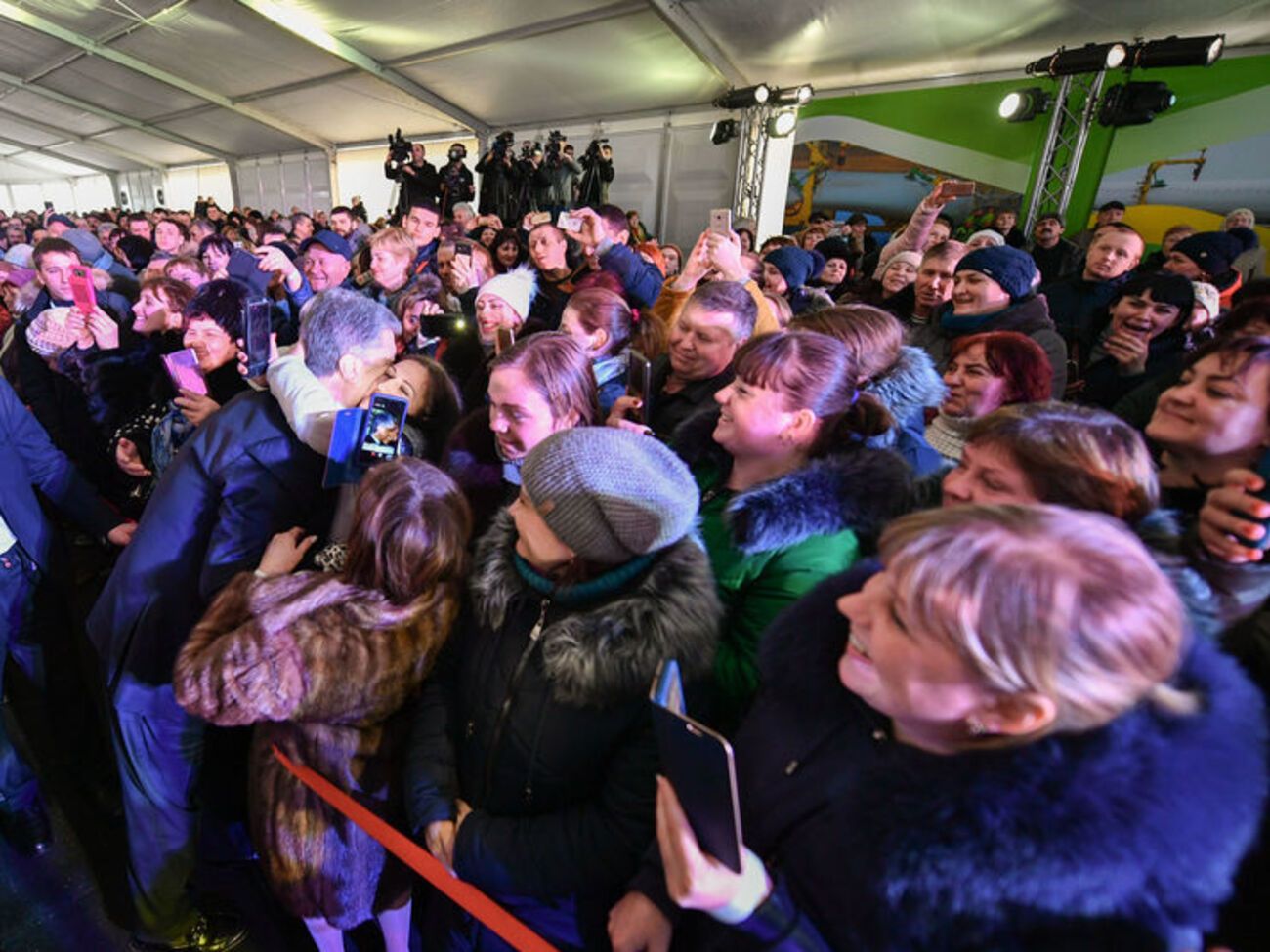 В АП отметили, что инцидент с шапкой произошел среди большого скопления людей