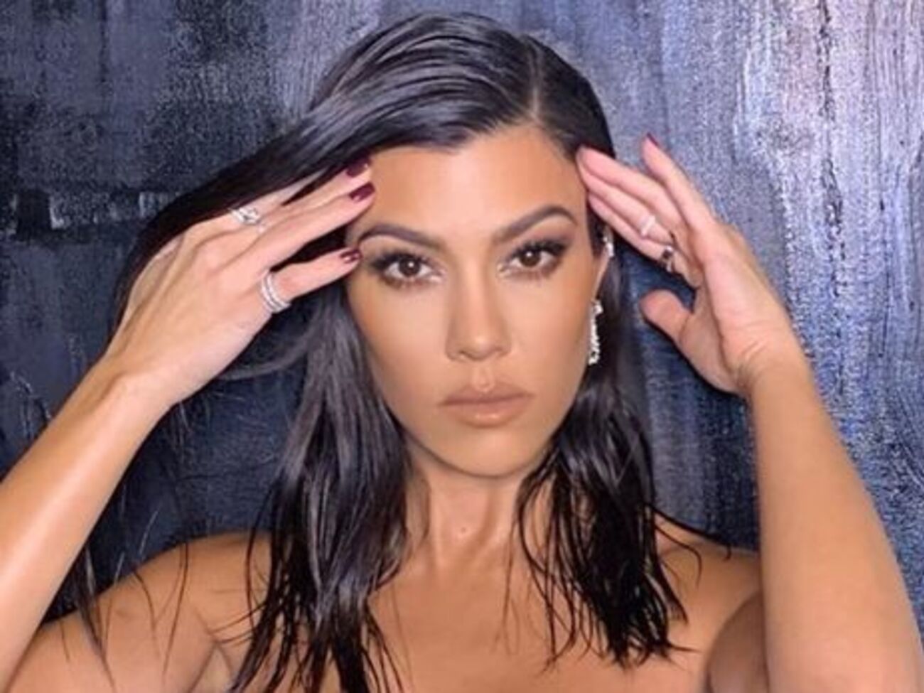 Кортні Кардашян позувала у прозорому комбінезоні