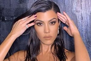 Кортні Кардашян позувала у прозорому комбінезоні