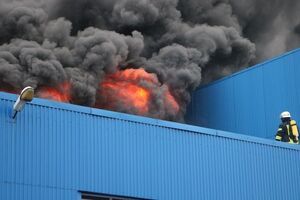 Спасатели подвозят воду к месту пожара