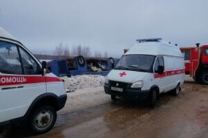 Автобус с детьми съехал в кювет