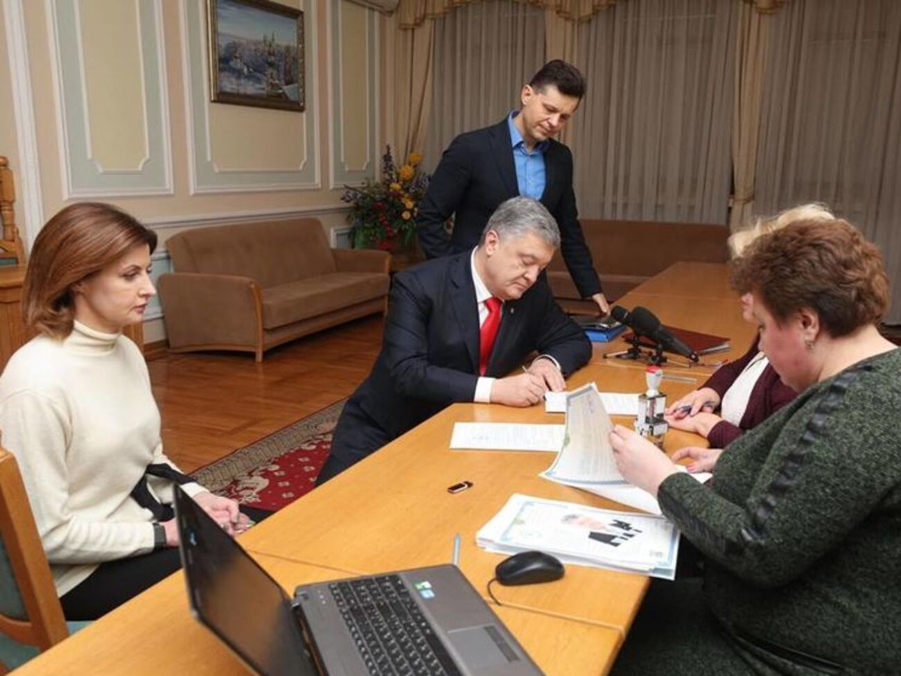 Порошенко прибыл в ЦИК с супругой