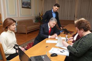 Порошенко прибыл в ЦИК с супругой