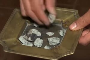 После взрыва метеорита на землю упало множество каменных осколков